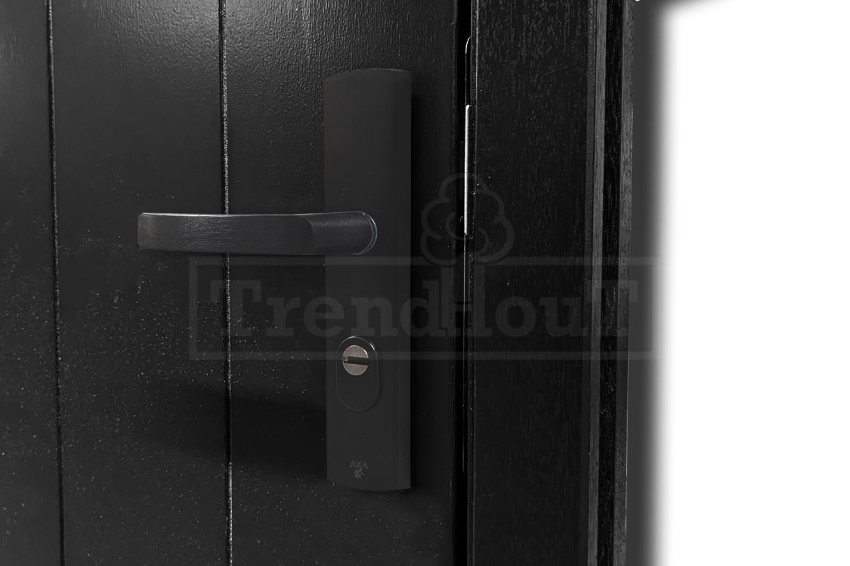 Trendhout-detail-hardhouten-plaatdeuren-enkel-zwart-slot