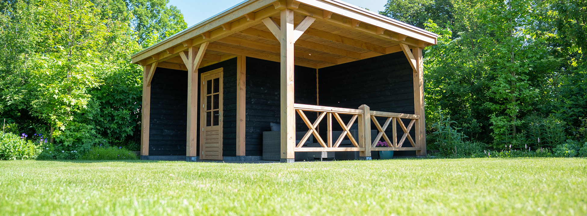 hekwerken-kruis-balustrade-hekwerk-voor-veranda-verandahekwerk-trendhout-spijlen