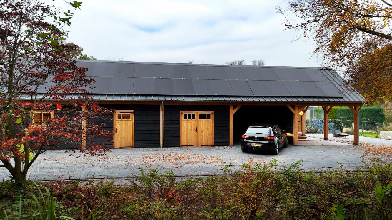 Grote-houten-schuur-met-overkapping-carport-20x7.5-meter-douglas-bouwpakket-constructie-goedkoop
