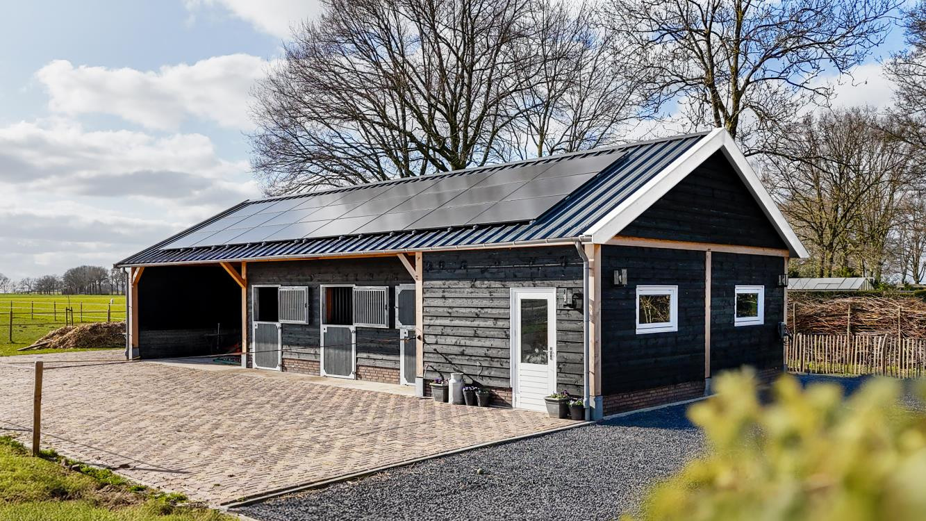 Grote-houten-schuur-met-overkapping-carport-17x7.5-meter-douglas-bouwpakket-constructie-goedkoop