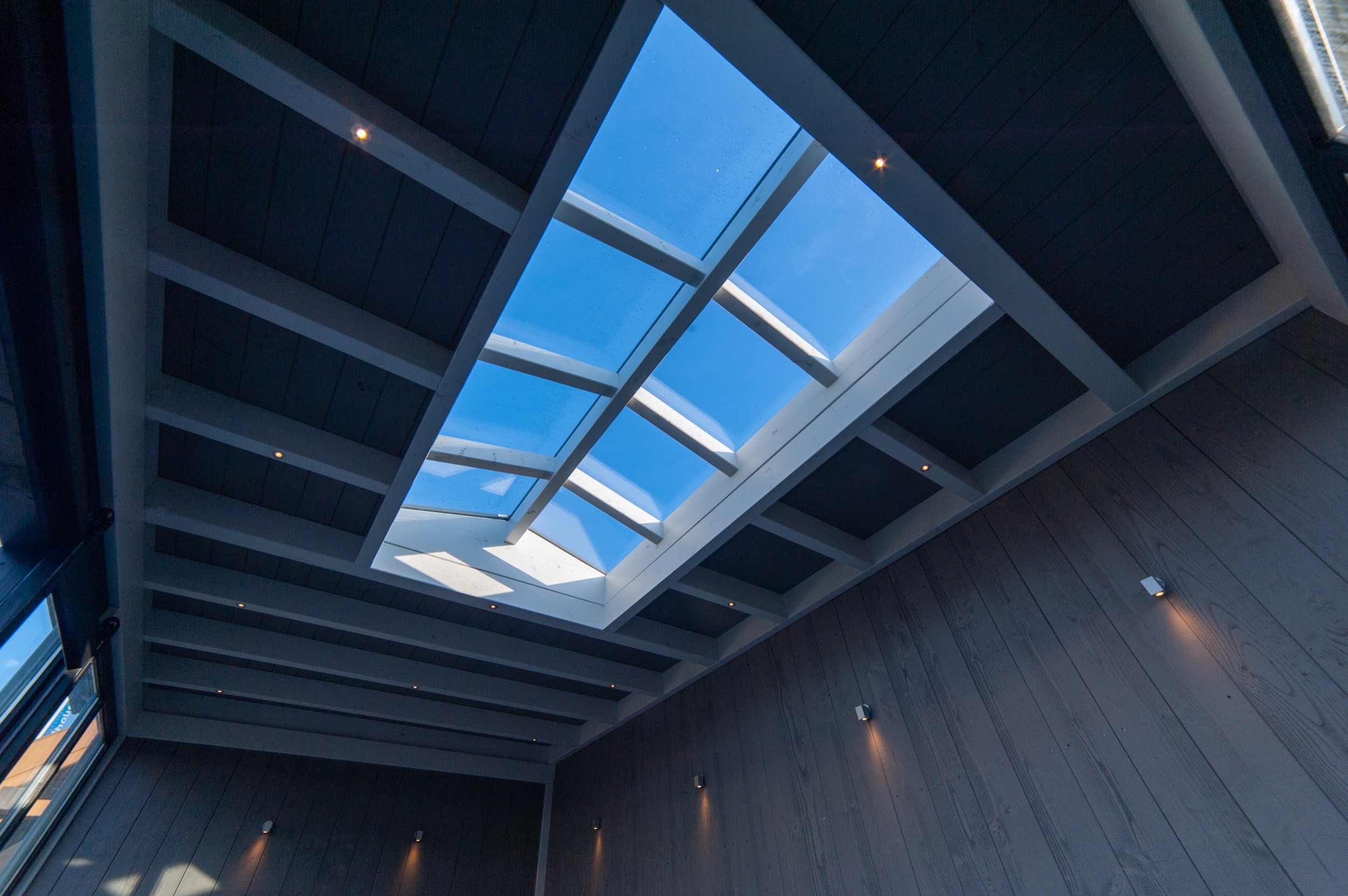 Lichtstraat in overkapping met plat dak