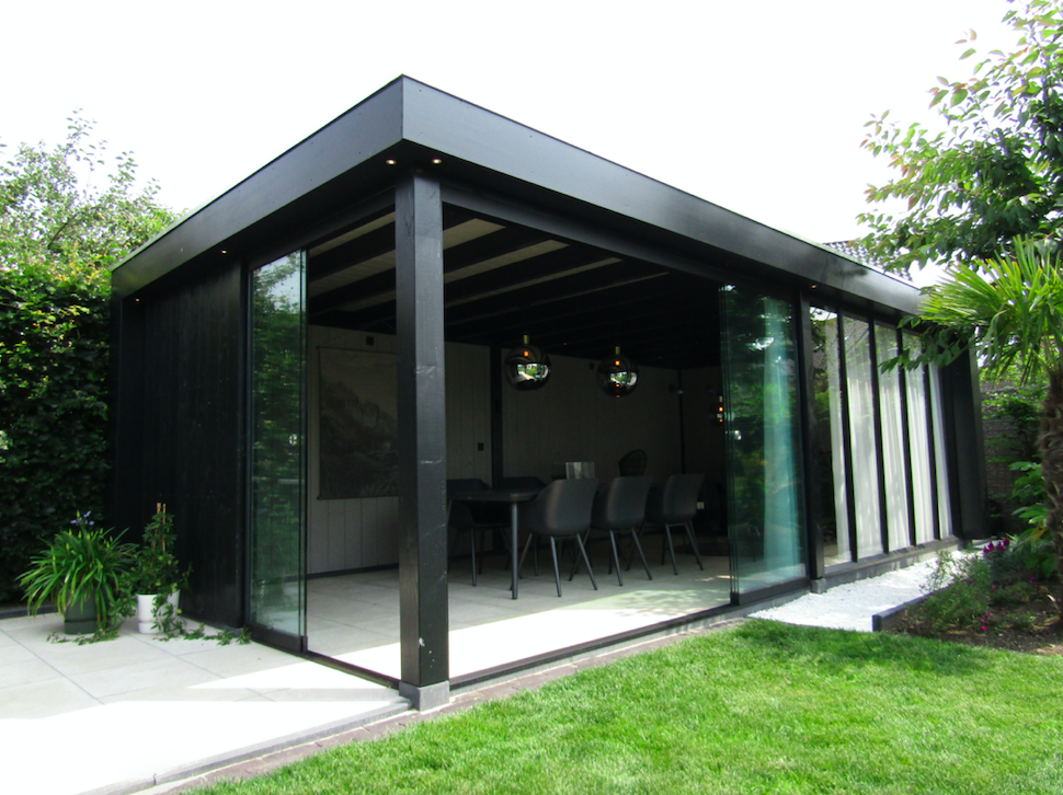 Zwarte moderne tuinkamer met glas