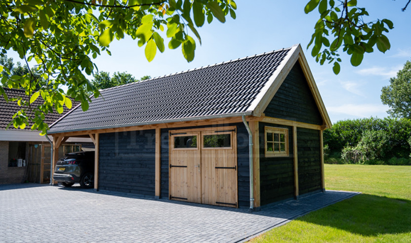 Trendhout-grote-douglas-houten-garage-met-overkapping-carport-garage-deuren-zwarte-wanden-op-maat-bouwen-bouwpakket-Zadeldak-XXL-Waalre-Aalst