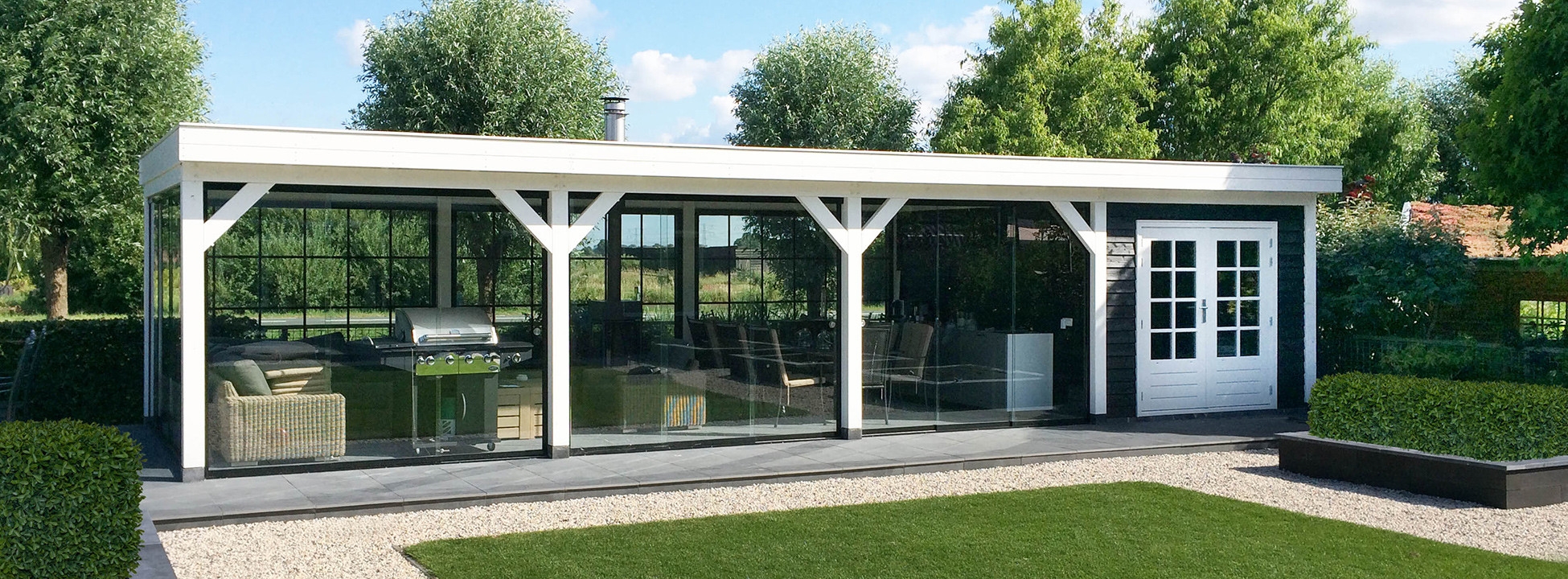 houten-overkapping-met-glazen-schuifdeuren-refter-trendhout-douglas-hout-wit-met-zwarte-wanden-steel-look