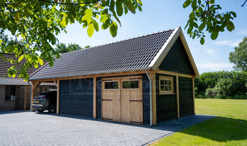 Trendhout-grote-douglas-houten-garage-met-overkapping-carport-garage-deuren-zwarte-wanden-op-maat-bouwen-bouwpakket-Zadeldak-XXL-Blaricum