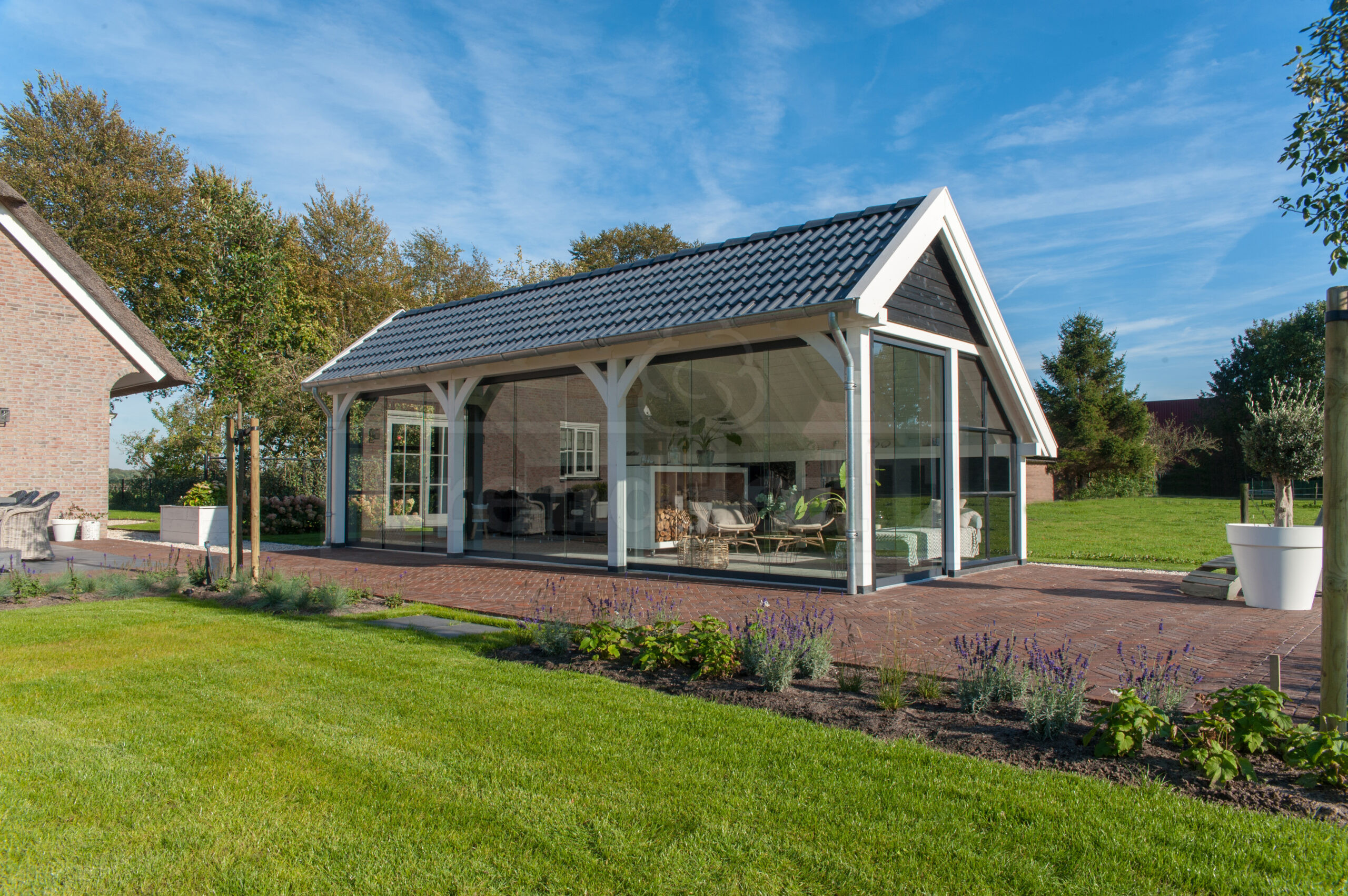 tuinkamer-met-overkapping-douglas-houten-overkapping-met-schuur-trendhout-kapschuur-de-hoeve-xl-glazen-schuifwand-steel-look