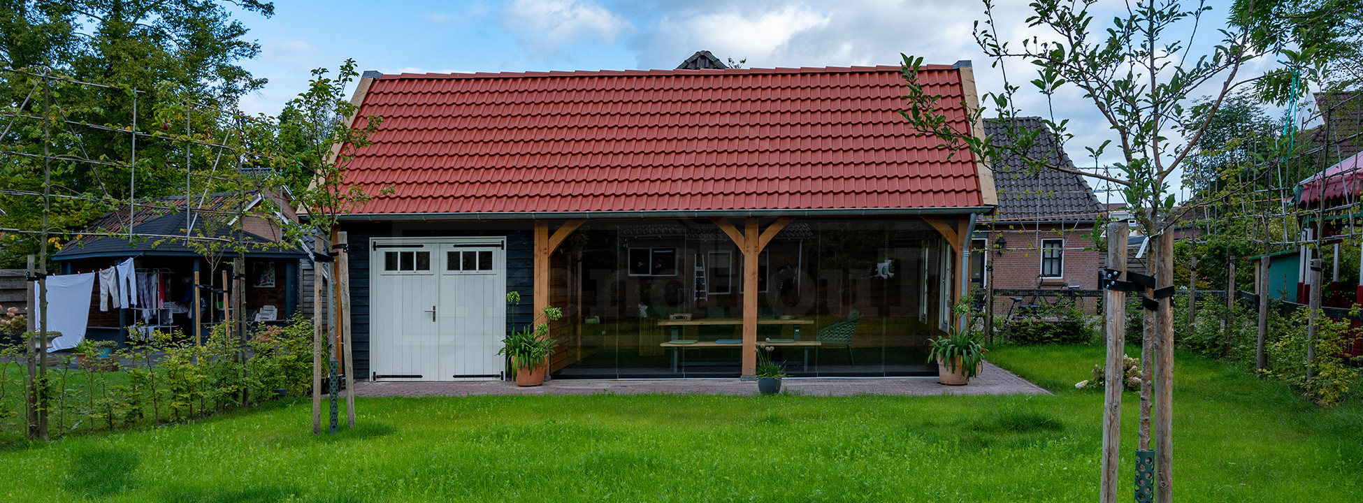 Grote-douglas-kapschuur-de-Hofstee-op-maat-Trendhout-laten-bouwen-houten-of-eiken-kapschuren-bouwpakket