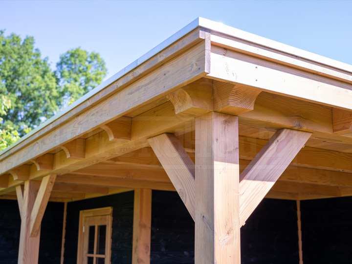 detail-overstek-douglas-houten-overkapping-met-schuurtje-inpandig-berging-tuinhuis-met-overkapping-Trendhout-Siena
