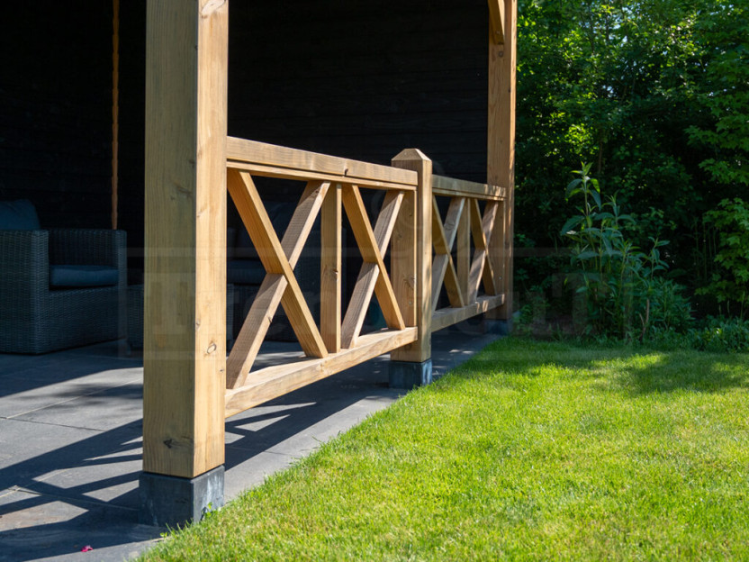 douglas-houten-overkapping-met-hekwerk-balustrade-kruis-hekwerk-verandahekwerk-Trendhout-Siena