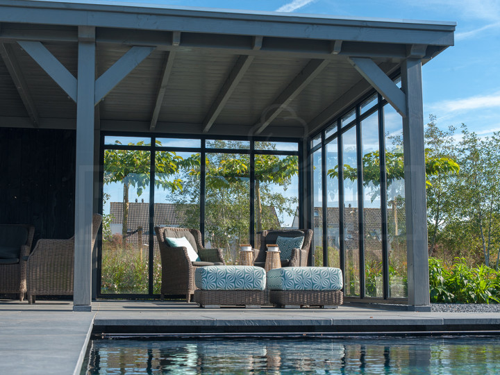 landelijke-douglas-in-kleur-gespoten-houten-poolhouse-overkappingen-laten-bouwen-bouwpakket-Trendhout-Siena-Zwolle-met-steel-look