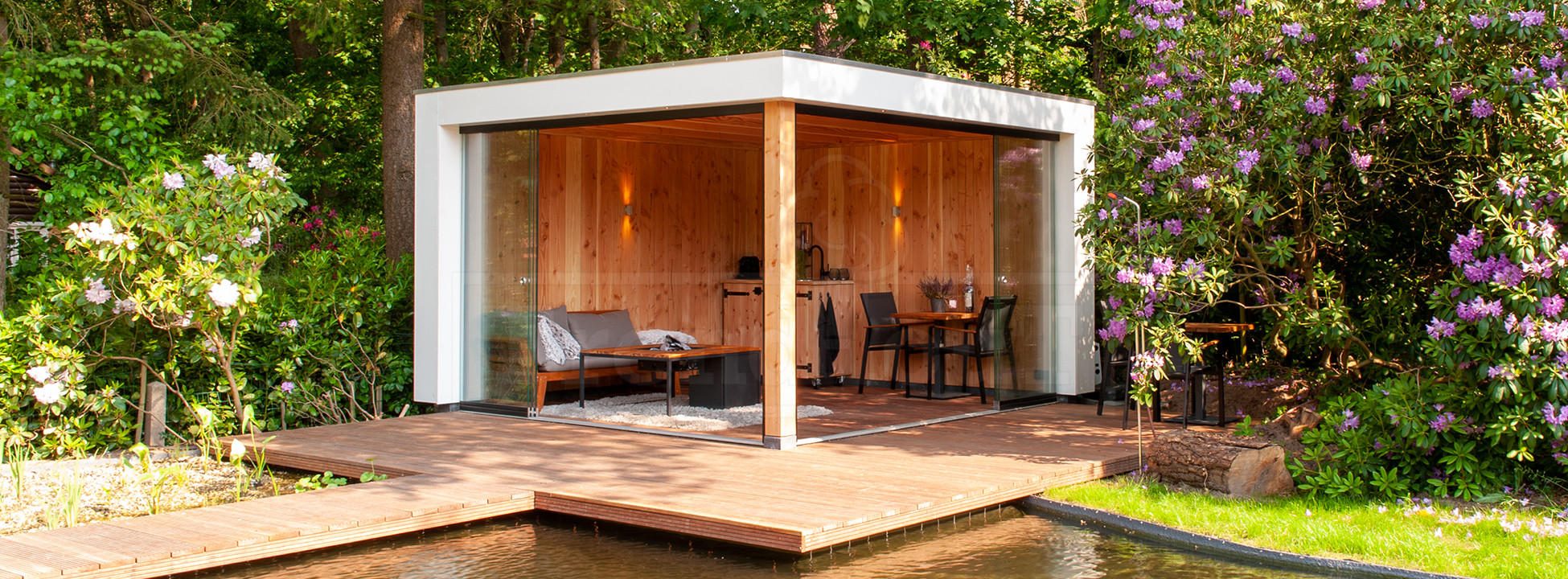 modern-douglas-vrijstaande-tuinoverkapping-douglas-hout-moderne-uitstraling-verona-Trendhout-met-glazenschuifwanden