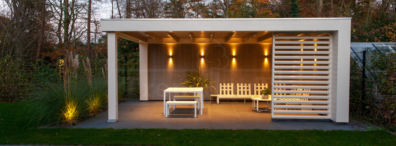 modern-houten-overkapping-strak-design-douglas-cederhout-trendhout-Verona-met-LED-verlichting