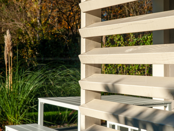 modern-houten-overkapping-strak-design-douglas-cederhout-trendhout-Verona-met-vaste-horizontale-louvre