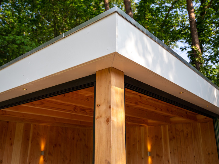 modern-overstek-Verona-houten-tuinkamer-douglas-hout-moderne-uitstraling-Trendhout-met-glazenschuifwanden