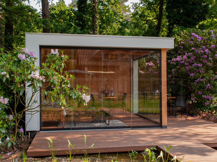 Verona-links 4000x4000-modern-strak-design-Verona-houten-tuinkamer-douglas-hout-moderne-uitstraling-Trendhout-met-glazenschuifwanden