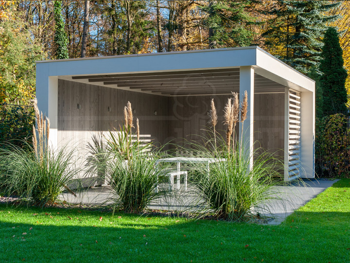 modern-witte-houten-overkapping-strak-design-douglas-trendhout-Verona-rechts-6250x4000-met-vaste-horizontale-louvre