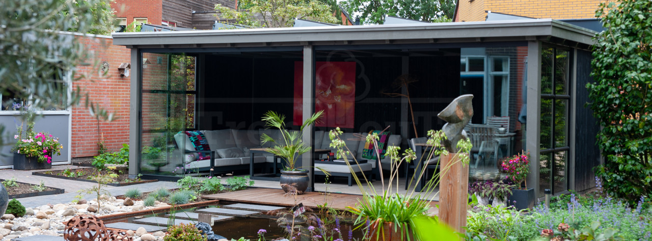 moderne-tuin-met-douglas--houten-overkapping-met-glazenschuifdeuren-schuifwanden-houten-tuinkamer-Siena-Trendhout