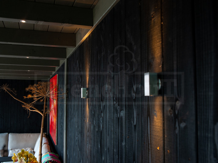 moderne-tuin-met-douglas-overkapping-met-LED-verlichting-up-down-houten-tuinkamer-Siena-Trendhout