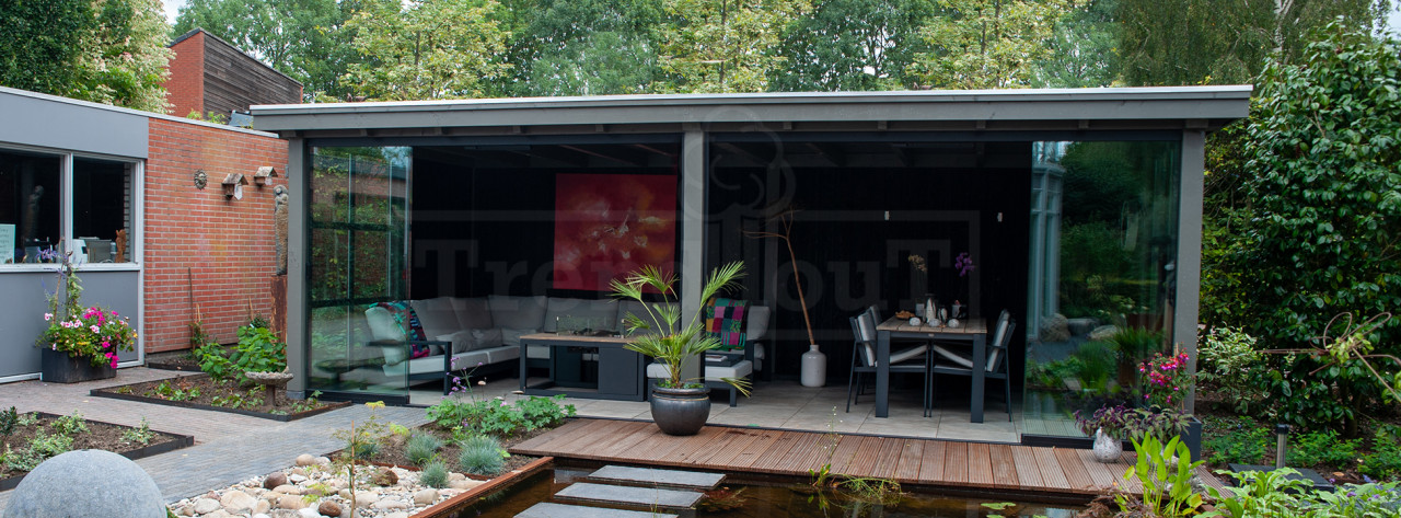moderne-tuin-met-douglas-overkapping-met-glazenschuifdeuren-schuifwanden-houten-tuinkamer-Siena-Trendhout