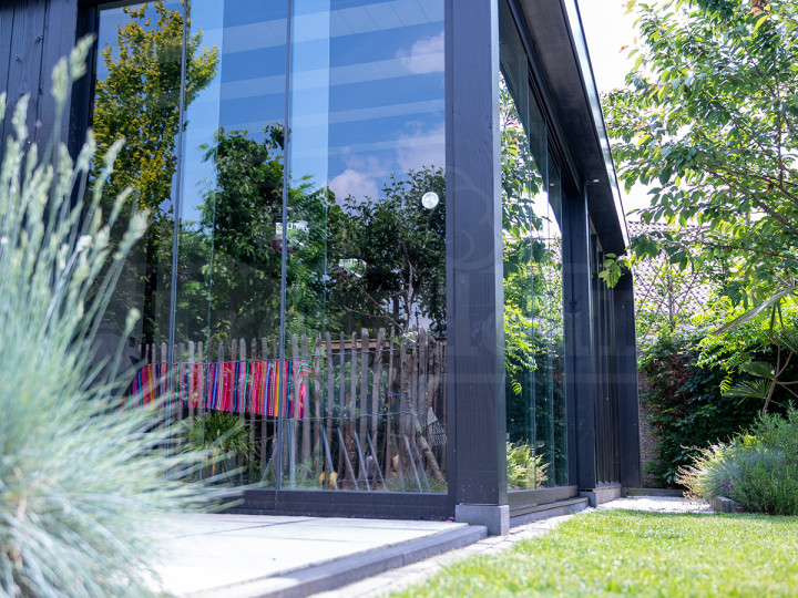 trendhout-modern-zwart-strak-tuinkamer-met-glazen-schuifdeuren-verona-7500x4400-rechts-tuinoverkapping-moderne-stijl