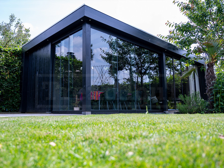 trendhout-modern-zwart-strak-tuinkamer-met-glazen-schuifwanden-verona-7500x4400-rechts-tuinoverkapping-moderne-stijl