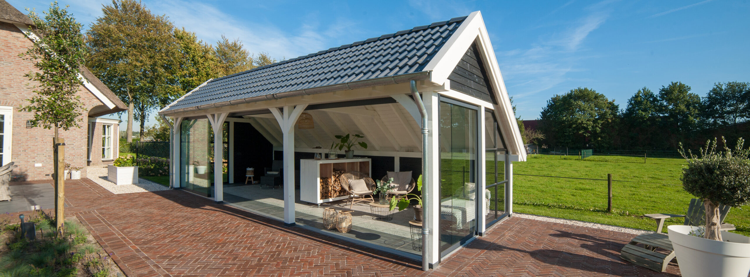 douglas-houten-overkapping-kapschuur-bouwpakket-de-hoeve-XL-wit-steel-look-glazen-schuifwand-zink