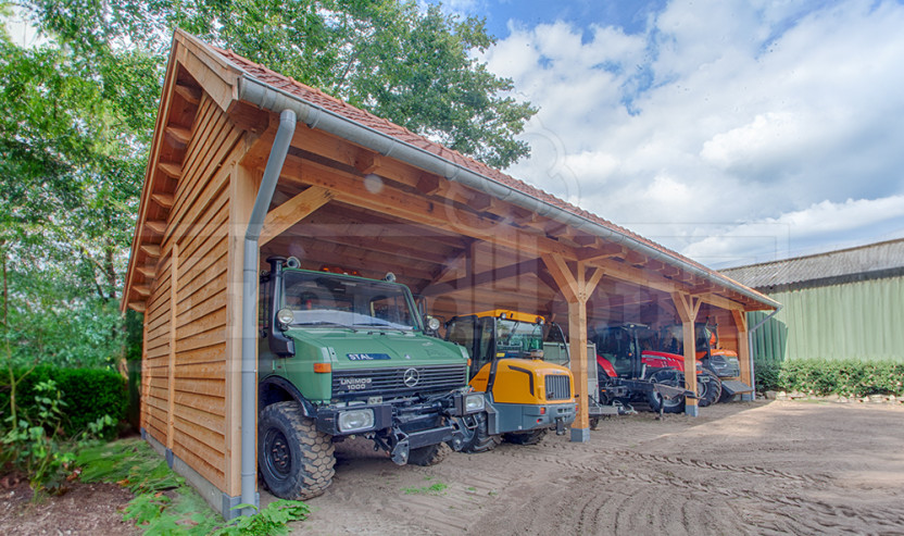 Grote-landelijke-veldschuur-voor-voertuigen-camper-tractor-hoge-doorrijhoogte-op-maat-gemaakte-doulgas-of-eiken-houten-veldschuren-Trendhout