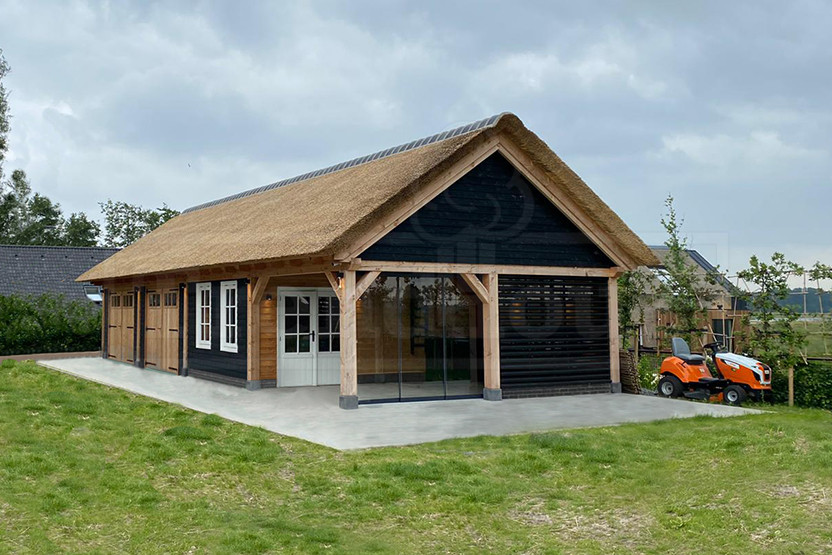 overkappingen-garage-eiken-schuur-carport-met-riet-gedekte-