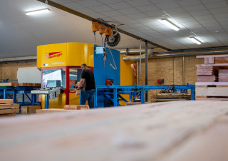 Trendhout-leverancier-fabriek-showroom-en-productie-buitenverblijven-overkappeningen-houten-schuren-en-kapschuren