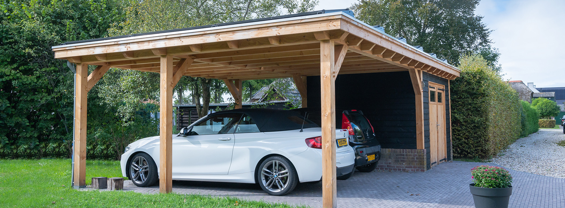 Trendhout-douglas-houten-overkapping-met-zonnepanelen-carport-met-schuurtje-op-maat