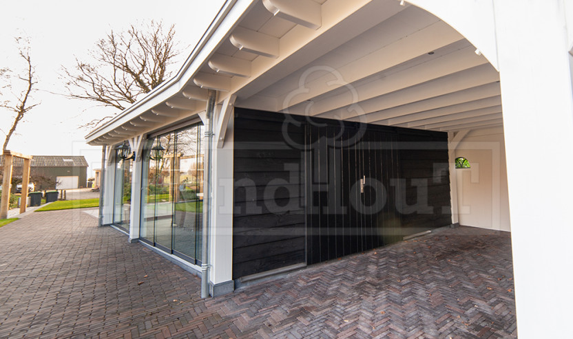 Trendhout-douglas-houten-overkapping-op-maat-of-maatwerk-tuinkamer-aan-huis-of-woning-landelijke-stijl-met-carport