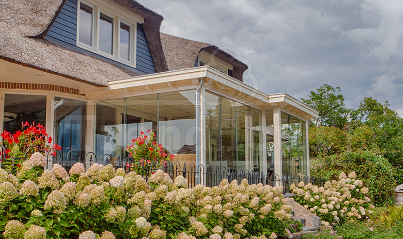 Trendhout-houten-overkapping-op-maat-of-maatwerk-tuinkamer-aan-huis-of-woning-glazen-schuifwanden-landelijke-stijl-