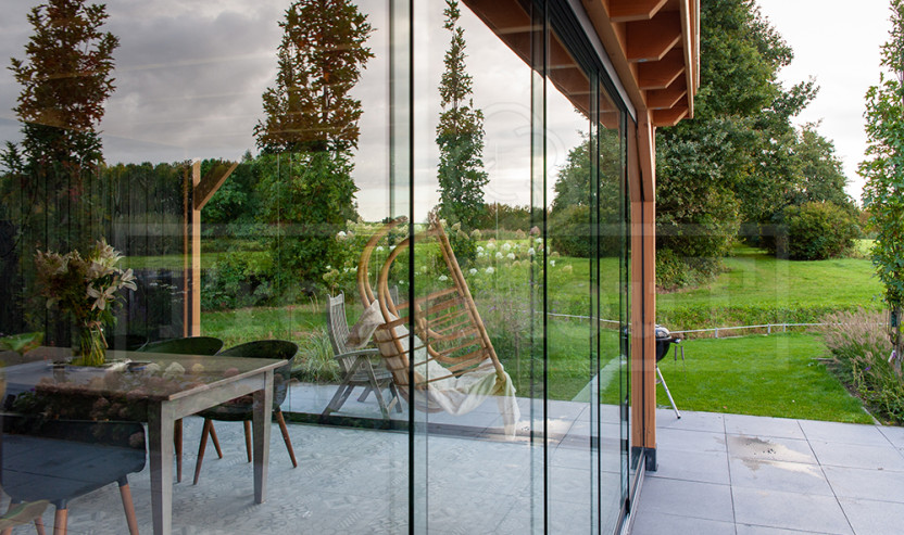 Trendhout-houten-overkapping-op-maat-of-maatwerk-tuinkamer-aan-huis-of-woning-landelijke-stijl-glazen-schuifdeuren-dealershop