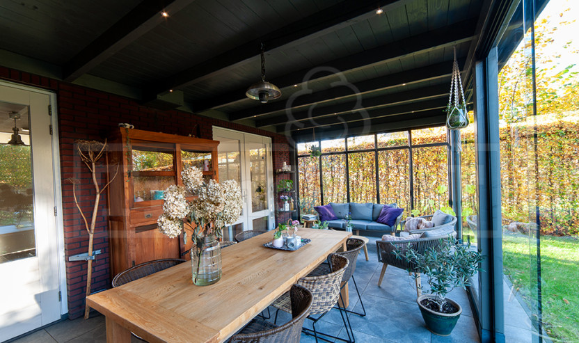 Trendhout-interieur-houten-overkapping-op-maat-of-maatwerk-tuinkamer-aan-huis-woning-landelijk-stijl-