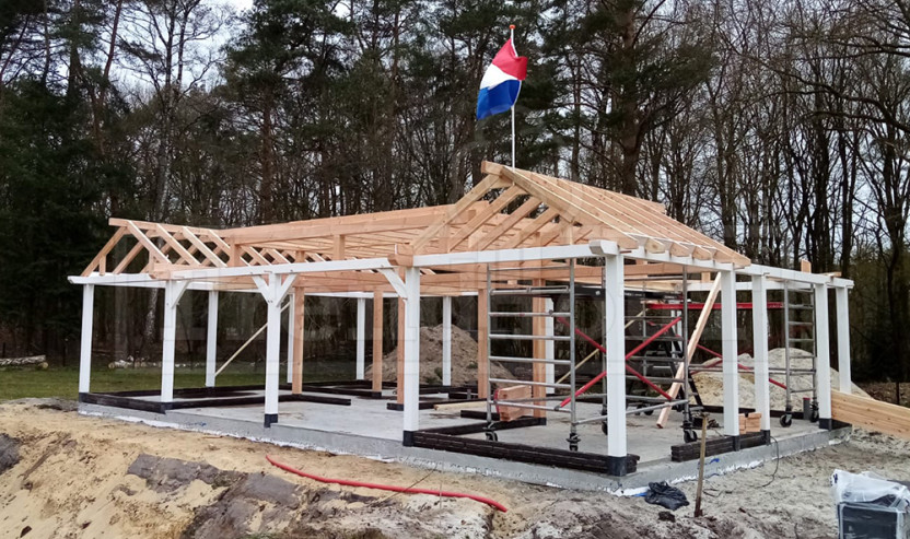 Trendhout-montage-laten-opbouwen-poolhouse-overkappeningen-houten-schuren-en-kapschuren