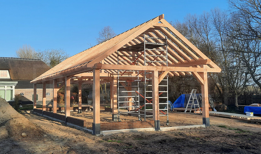 constructie-montage-douglas-houten-kapschuur-bouwpakket-de-Stee-Trendhout-grote-schuur-met-overkapping-berging