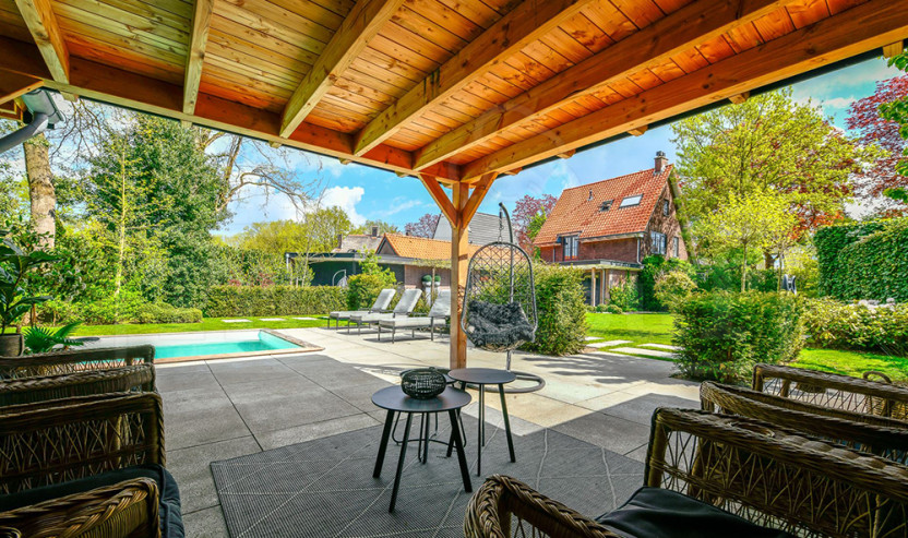 douglas-houten-overkapping-lounge-plek-in-bosrijke-tuin-poolhouse-bij-zwembad-trendhout-zadeldak-en-plat-dak-trendhout