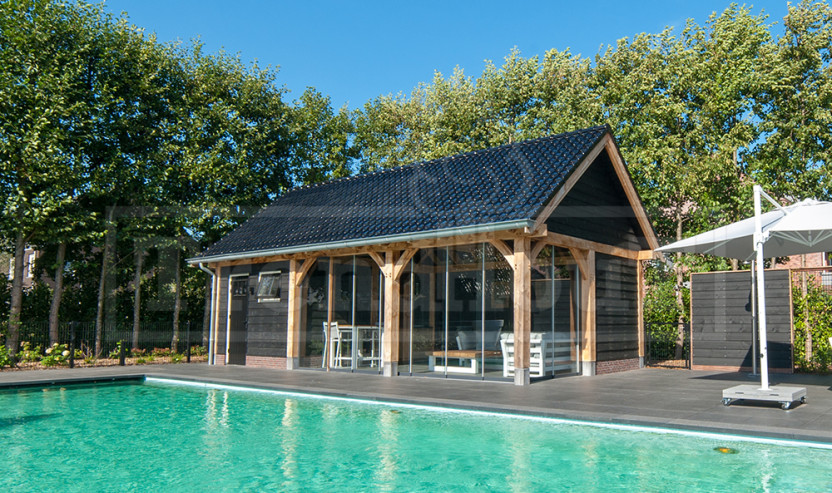 douglas-houten-schuur-met-overkapping-eiken-poolhouses-technische-ruimte-bij-zwembad-trendhout-zadeldak-laten-bouwent