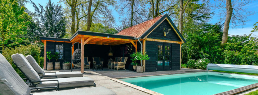 douglas houten schuur met overkapping poolhouse technische ruimte bij zwembad trendhout zadeldak en plat dak