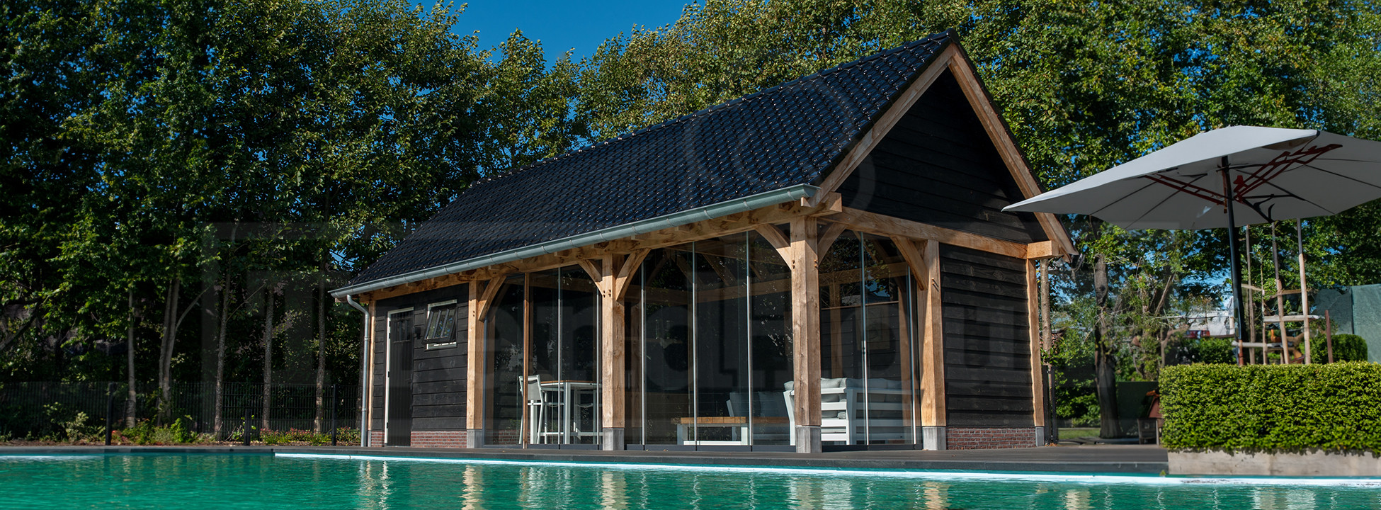 douglas-houten-schuur-met-overkapping-poolhouse-technische-ruimte-bij-zwembad-trendhout-zadeldak-laten-bouwen-eiken-hout