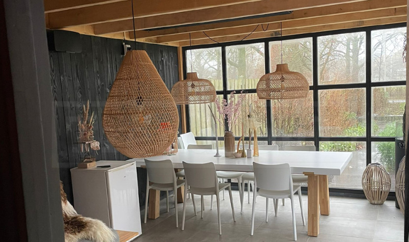 eiken-houten-tuinkantoor-werkruimte-met-overkapping-eettafel-loungeplek-bouwpakket-Trendhout