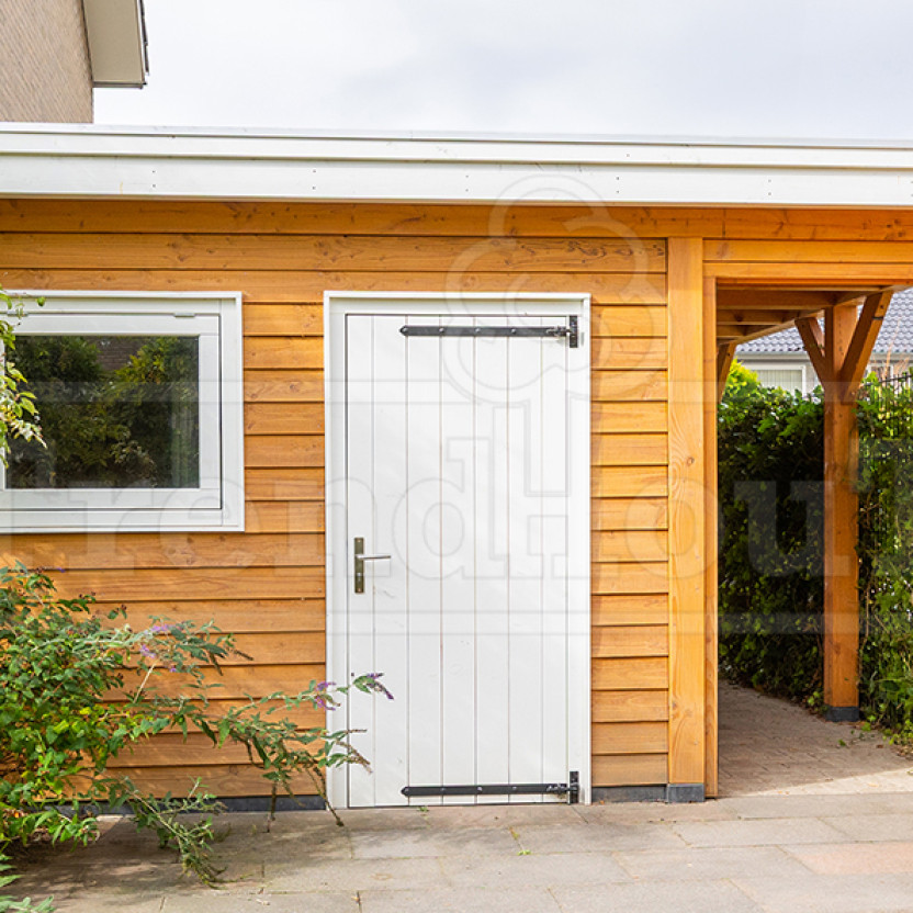 garage-met-carport-met-dubbele-houten-garage-deuren-opgeklampte-douglas-dichte-deuren-met-hengen-wit