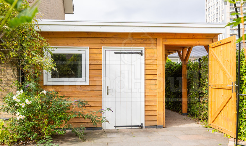 garage-met-carport-met-dubbele-houten-garage-deuren-opgeklampte-douglas-dichte-deuren-met-hengen