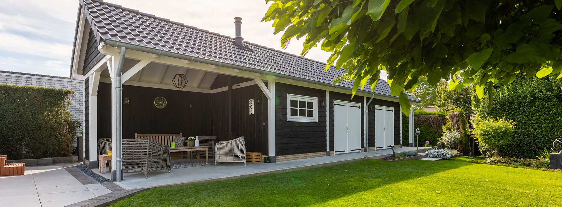 grote-douglas-houten-schuur-met-dubbele-carport-met-zolders-en-garagedeuren-bouwpakket-op-maat-laten-bouwen-zonnepanelen-Trendhout