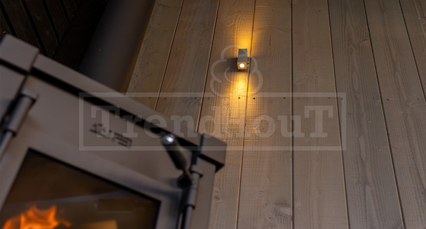 houtkachel-in-houten-overkapping-met-led-verlichting-wandlampjes-trendhout-up-en-down