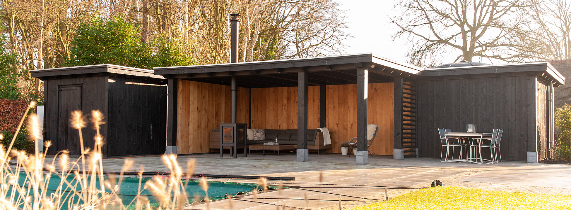 maatwerk-zwarte-douglas-houten-overkapping-met-berging-schuur-poolhouse-met-technische-ruimte