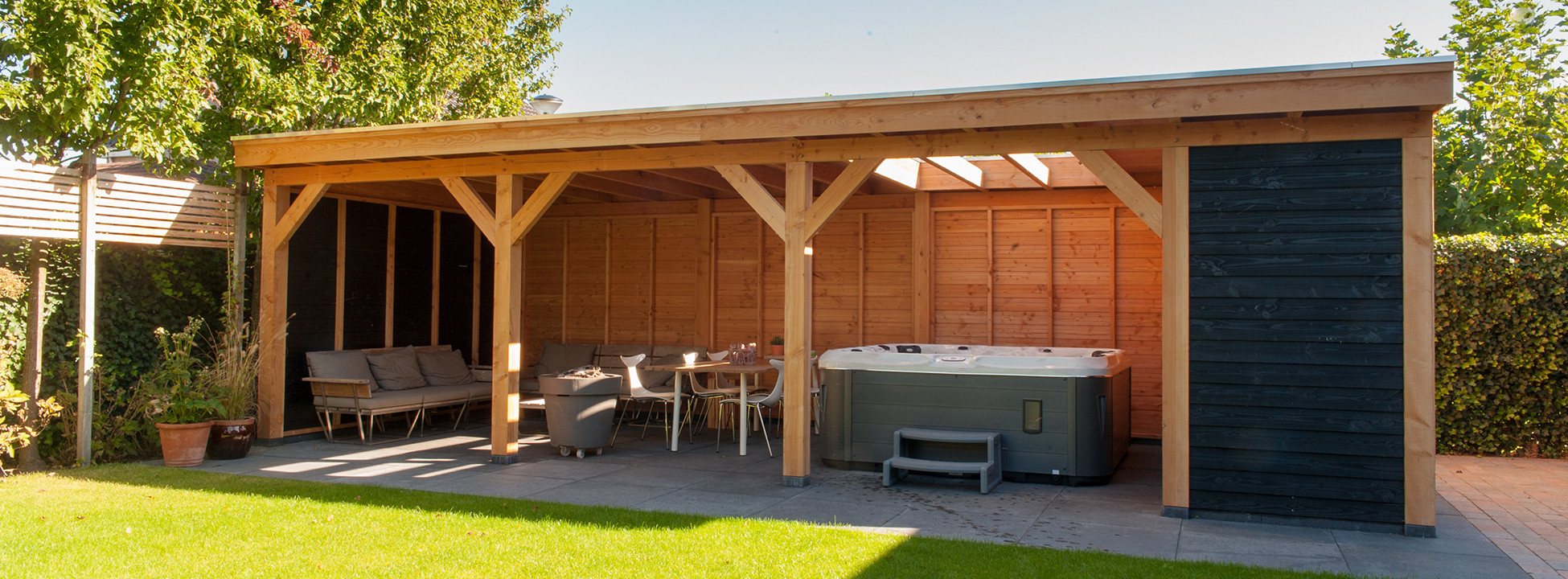 Douglas-overkapping-met-pergola-zwarte-wanden-op-maat-maatwerk-trendhout-houten-overkappingen