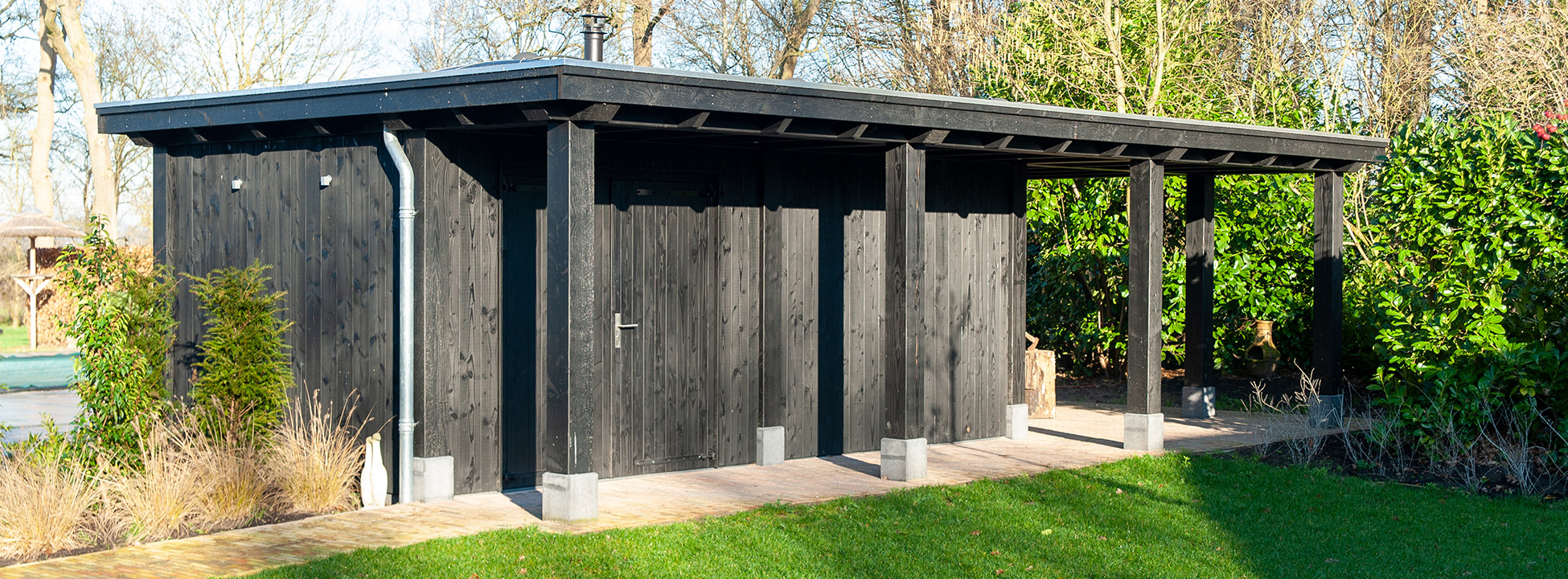 Robuuste-douglas-houten-zwarte-overkapping-met-schuur-poolhouse-met-200x200-staanders-20x20-cm