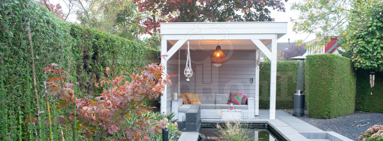 Standaard-model-schuur-met-overkapping-douglas-Trendhout-casa-6100x3300-tuinschuur-met-luifel-in-kleur-wit-met-grijs