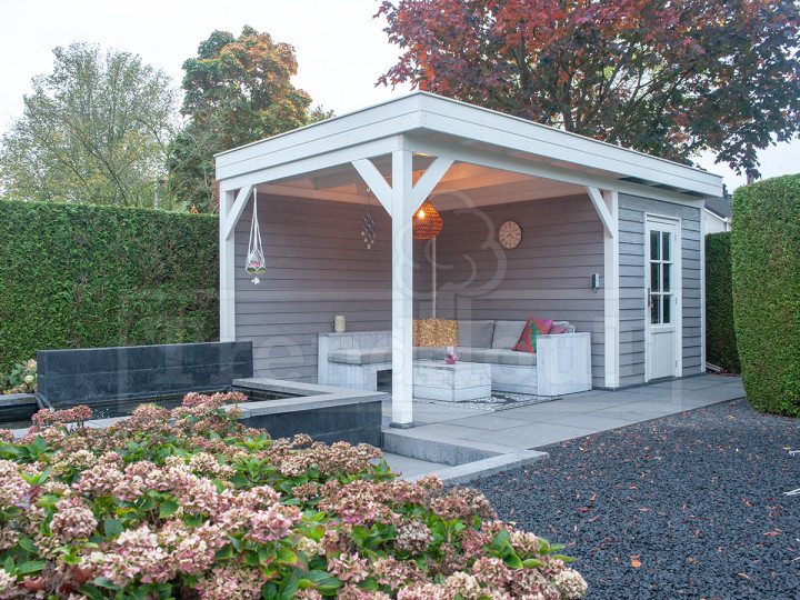 Trendhout-casa-6100x3300-basismodel-schuurtje-met-grote-overkapping-douglas-tuinschuur-met-luifel-in-kleur-wit-met-grijs